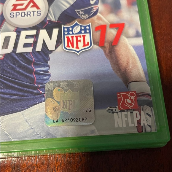 Madden NFL 17 for Xbox One - Green Case - Picture 2 of 10